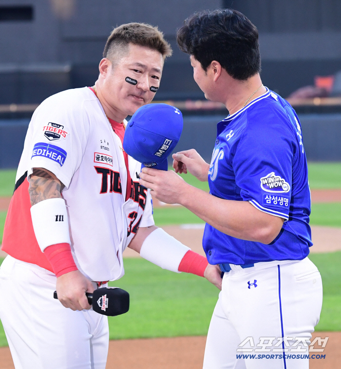 Tears welled up. My dear brother! The best pitcher for me is always Oh Seung Hwan
