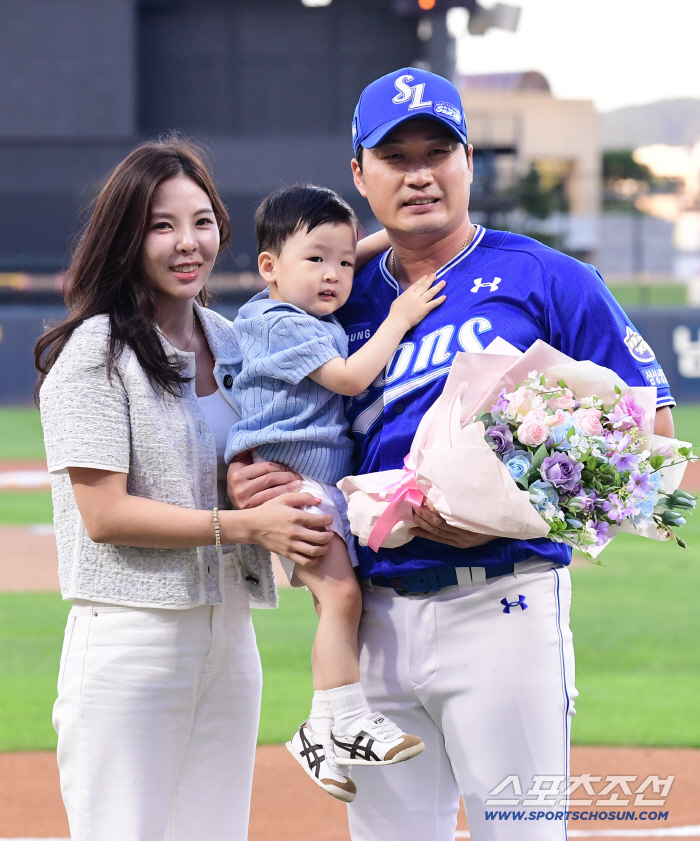 Tears welled up. My dear brother! The best pitcher for me is always Oh Seung Hwan