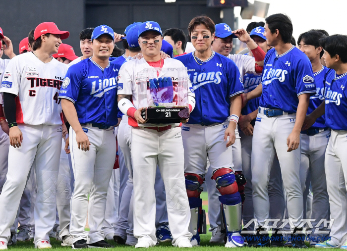 Tears welled up. My dear brother! The best pitcher for me is always Oh Seung Hwan