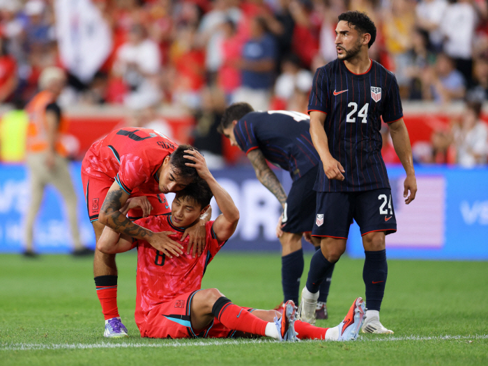 Three scenes of singing the national anthem, singing Aguirre, a war of words, and passionate fighter Jens