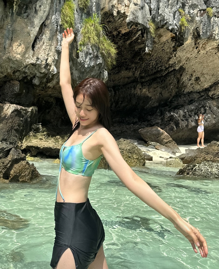 Who is behind this?Young-looking girl Noh Yoon-seo was surprised by her bikini
