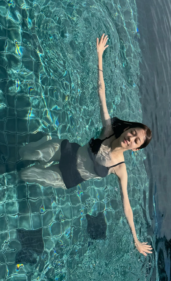 Who is behind this?Young-looking girl Noh Yoon-seo was surprised by her bikini