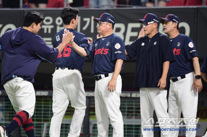 Why did the manager get super strong when he wore the Lotte uniform, I've been waiting for eight years...What you all realized