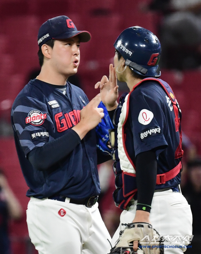 Why did the manager get super strong when he wore the Lotte uniform, I've been waiting for eight years...What you all realized