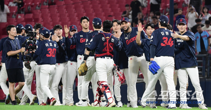 Why did the manager get super strong when he wore the Lotte uniform, I've been waiting for eight years...What you all realized