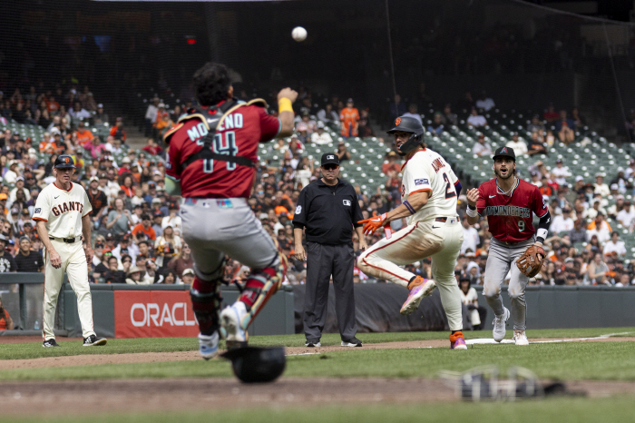 Why do you have four balls at this point… San Francisco's Lee Jung-hoo, who was shaken to zero, stopped the giant's run, which was aimed at a miracle to PS