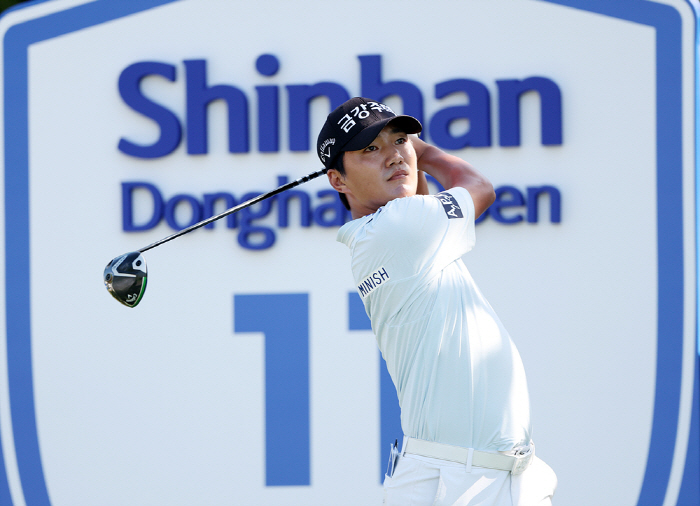 He said he was afraid that this was the power of the first place in the KPGA, but a 7-under turnaround, Ok Tae-hoon wriggles again. 
