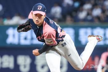 He threw 50 pitches in three innings for the first time, but this time he hit 60 pitches in three innings again. He taps and again on his sore fingers, Koo Chang-mo
