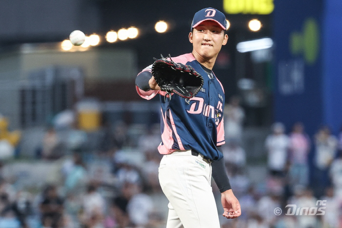 He threw 50 pitches in three innings for the first time, but this time he hit 60 pitches in three innings again. He taps and again on his sore fingers, Koo Chang-mo