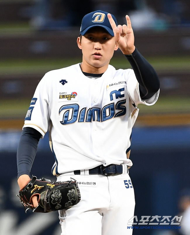 He threw 50 pitches in three innings for the first time, but this time he hit 60 pitches in three innings again. He taps and again on his sore fingers, Koo Chang-mo
