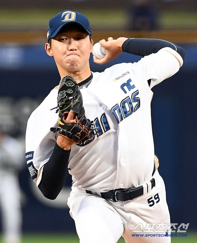 He threw 50 pitches in three innings for the first time, but this time he hit 60 pitches in three innings again. He taps and again on his sore fingers, Koo Chang-mo