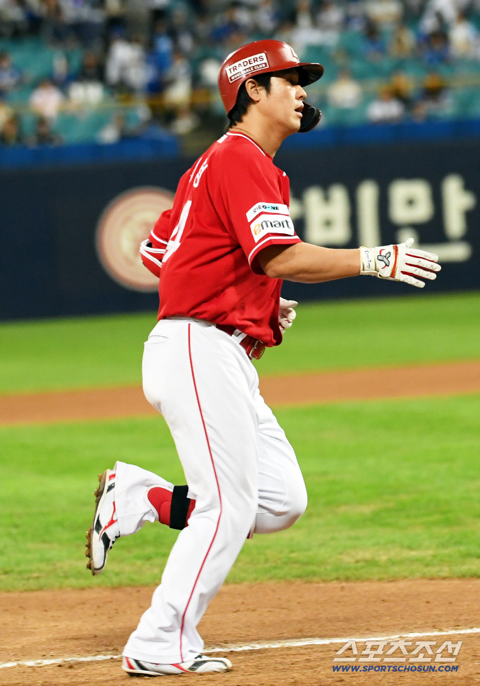 Honestly, I'm nervous. The milestone shakes me up to the most point in my mind...The man with the most home runs, once again carved his name for the first time in the KBO 