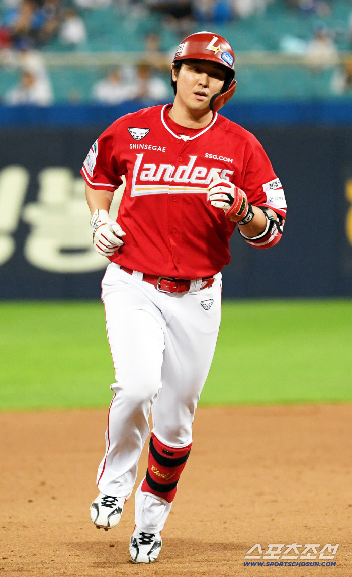 Honestly, I'm nervous. The milestone shakes me up to the most point in my mind...The man with the most home runs, once again carved his name for the first time in the KBO 