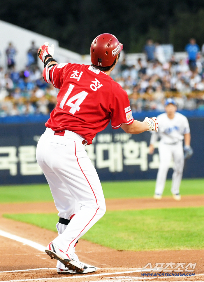 Honestly, I'm nervous. The milestone shakes me up to the most point in my mind...The man with the most home runs, once again carved his name for the first time in the KBO 