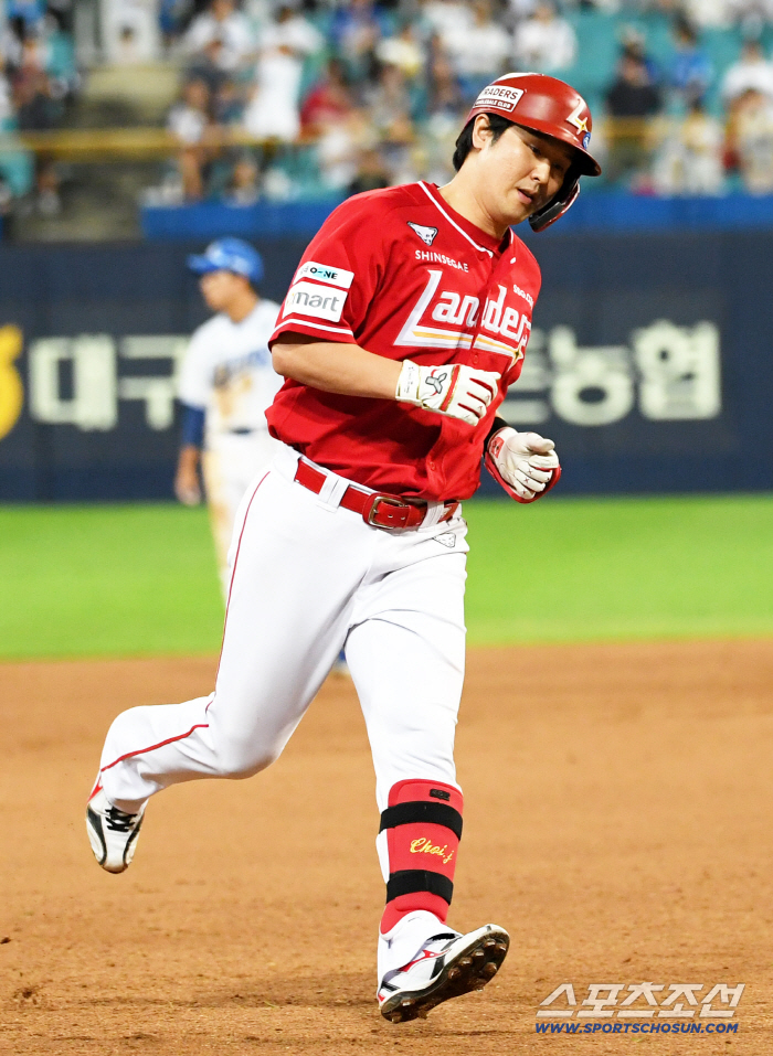 Honestly, I'm nervous. The milestone shakes me up to the most point in my mind...The man with the most home runs, once again carved his name for the first time in the KBO 