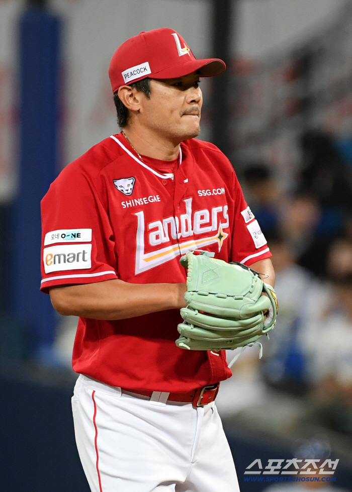 I'm glad I didn't give up on baseball 41-year-old Noh Ik-jang finally sets his first KBO milestone, not the oldest 
