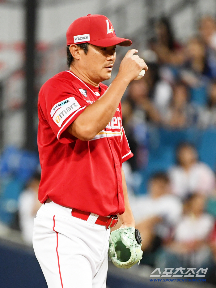 I'm glad I didn't give up on baseball 41-year-old Noh Ik-jang finally sets his first KBO milestone, not the oldest 