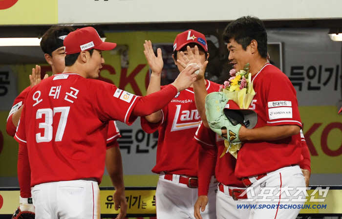 I'm glad I didn't give up on baseball 41-year-old Noh Ik-jang finally sets his first KBO milestone, not the oldest 