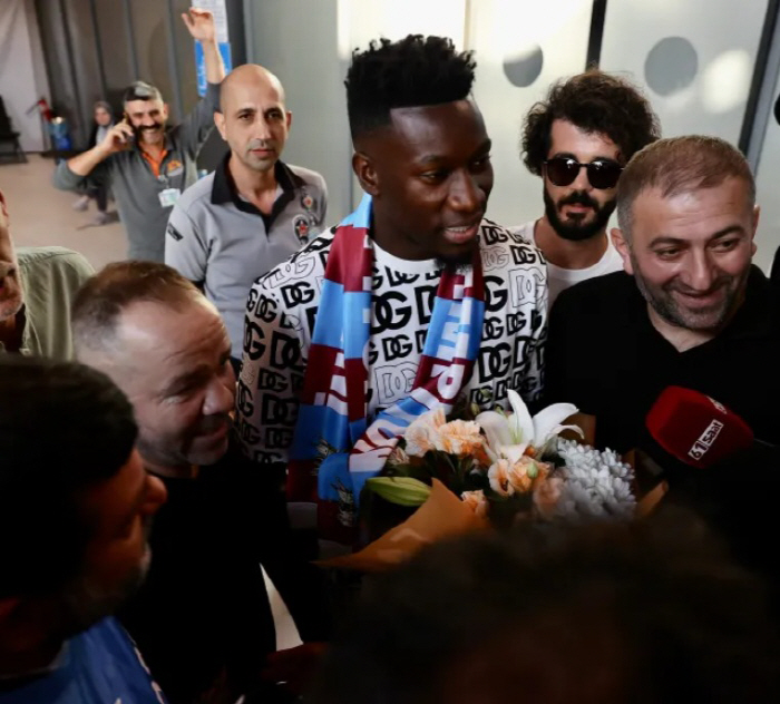 It's okay to be abandoned, dance as much as you want and raise your salary dramatically → Honey Rental Onana, enthusiastic hospitality at Turkiye Airport...Manchester United's Ando Escapes Horror Show Nightmare