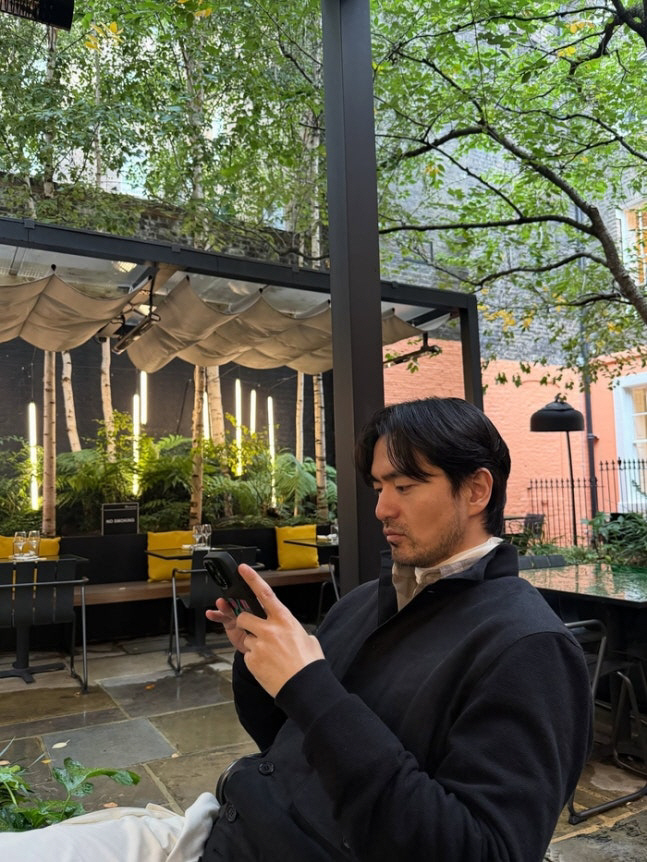 Lee Jin-wook, who finished 'Esquire,' digested autumn men perfectly in London...be different in class