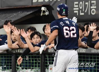  Ahn Jae-seok's solo shot, the leadoff hitter, takes the lead from the first inning