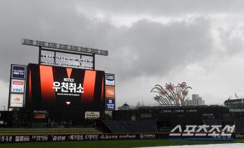  An electronic board announcing the cancellation of rain