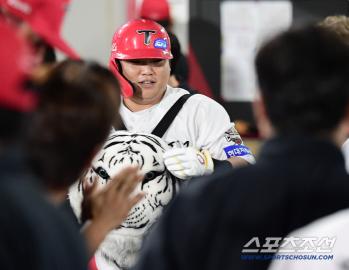  HAN JUNSU's solo home run