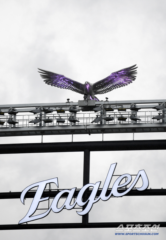  Hanwha Eagles' Kiwoom match was eventually canceled in the rain
