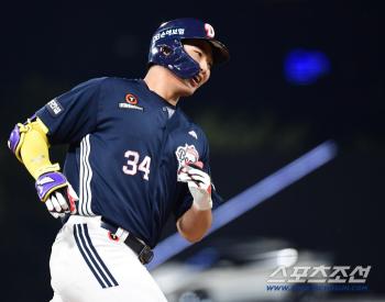  Hong Seong-ho's happy home run shot
