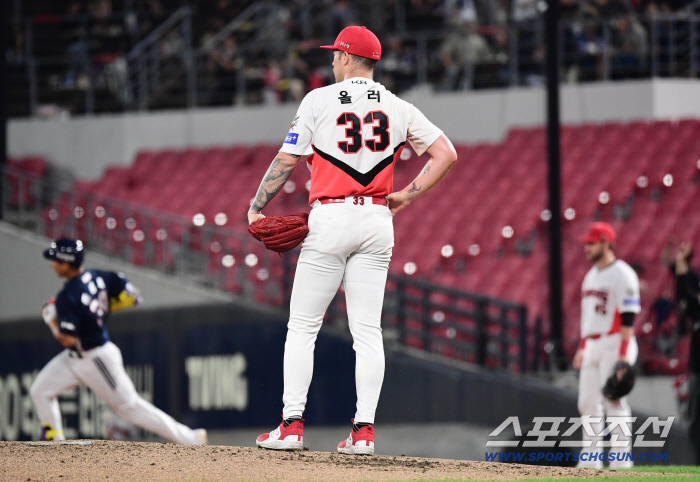  KIA starter Aller allowed two consecutive home runs in the first inning