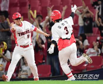  Kim Sun-bin's 2 outs in the bottom of the 9th inning. a thrilling walk-off hit