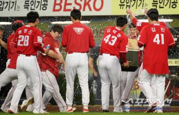  SSG No-kyung celebrates reaching a milestone