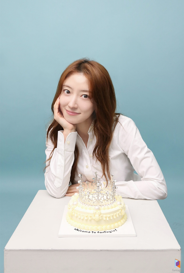  Lee Se-young signs contract with agency Fantagio...10 years ago, I even left my desk at my agency