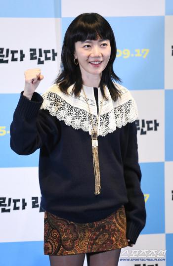 Bae Doona Reunites with Cast for 20th Anniversary of ‘Linda Linda Linda’ 4K Re-release
