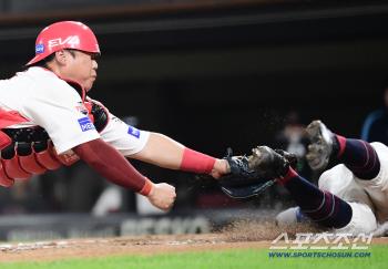 That's not a tag? At home in the top of the eighth inning, Lotte succeeded in escaping five consecutive losses after twists and turns (Gwangju Field)