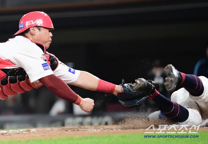That's not a tag? At home in the top of the eighth inning, Lotte succeeded in escaping five consecutive losses after twists and turns (Gwangju Field)
