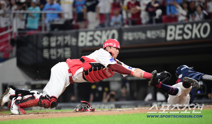 That's not a tag? At home in the top of the eighth inning, Lotte succeeded in escaping five consecutive losses after twists and turns (Gwangju Field)