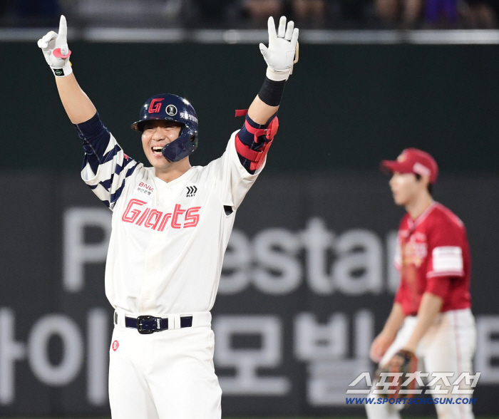 05 → 55 → 117 → 1111 → 1211. The chase of Lotte's crazy tenacity, brought back the autumn baseball embers! Director Kim Tae-hyung also did a great job