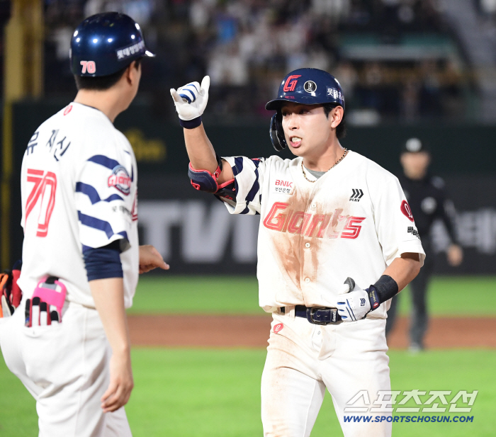 05 → 55 → 117 → 1111 → 1211. The chase of Lotte's crazy tenacity, brought back the autumn baseball embers! Director Kim Tae-hyung also did a great job