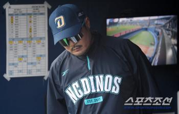 29S Finishing → The face of the novice coach who always laughed at the successive departures of the only .300 hitters has hardened. The end of the last-place candidate's fight to the last five, which didn't even give up after 10 days, 