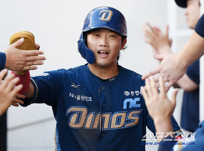 29S Finishing → The face of the novice coach who always laughed at the successive departures of the only .300 hitters has hardened. The end of the last-place candidate's fight to the last five, which didn't even give up after 10 days,