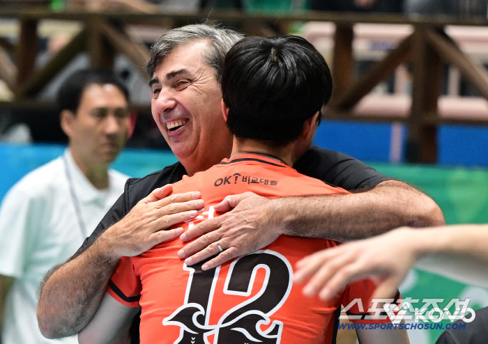 Coach Shin Young-chul's OK Savings Bank defeated Hyundai Capital, the winning team, and won his first victory (Yeosu Review)