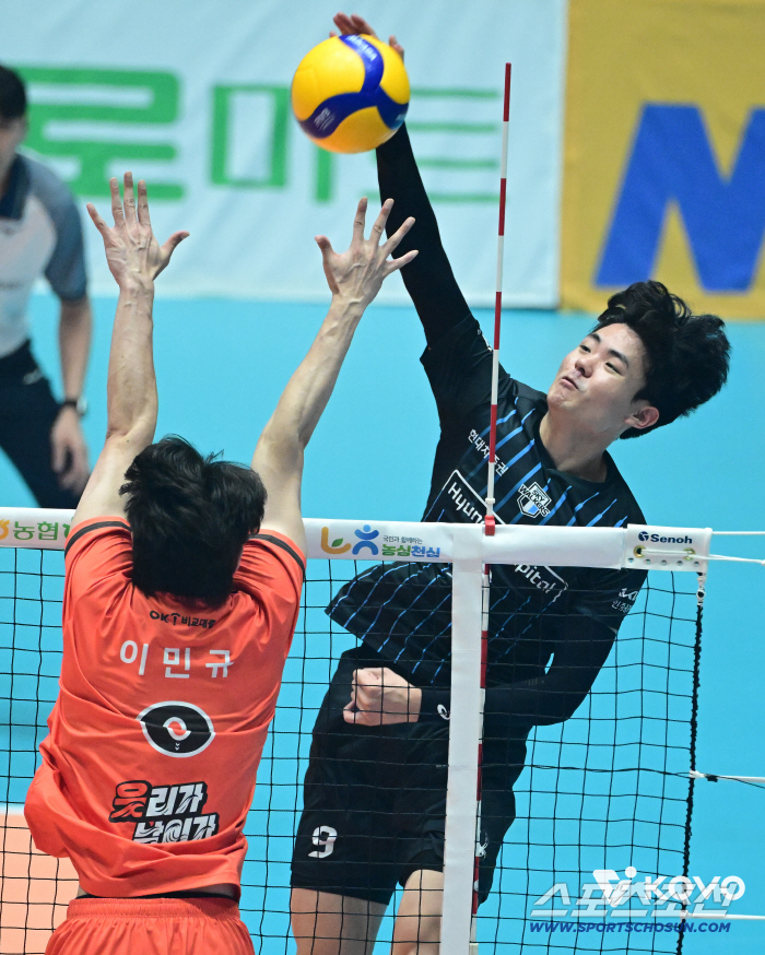 Coach Shin Young-chul's OK Savings Bank defeated Hyundai Capital, the winning team, and won his first victory (Yeosu Review)