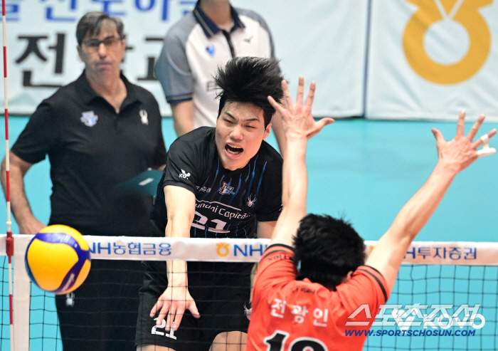 Coach Shin Young-chul's OK Savings Bank defeated Hyundai Capital, the winning team, and won his first victory (Yeosu Review)