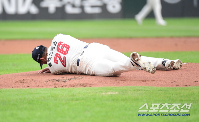 I don't have anything to say.. Lotte Velazquez leaves work in 17 minutes → 5 runs in ⅔ innings