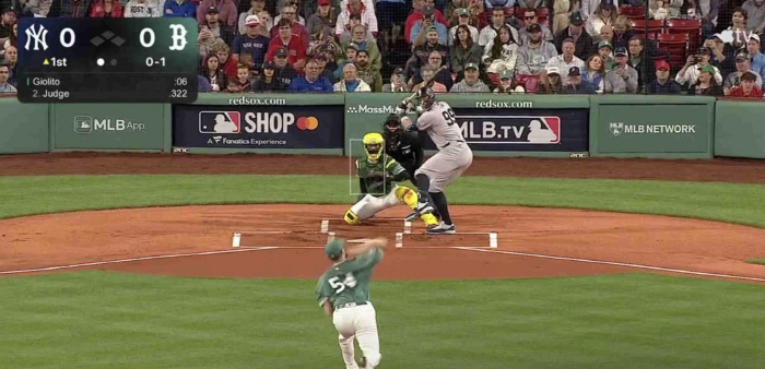 Jersey 362! DiMaggio crossed, the 47th pre-emptive solo shot with a distance of 135m behind Green Monster