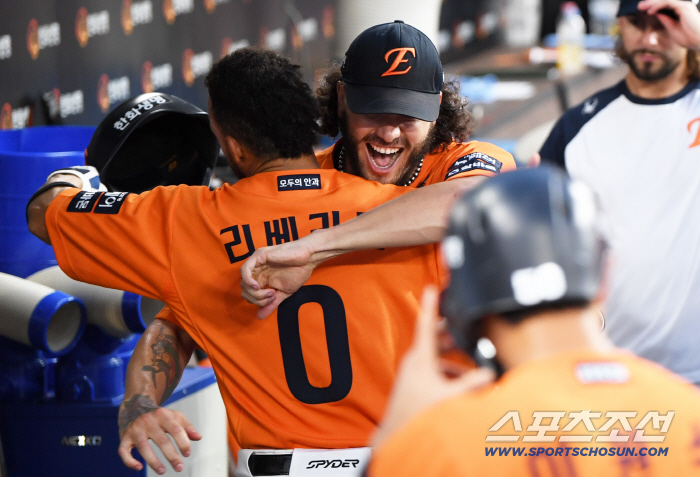KIA, thank you so much! The 2.5G gap is now narrowed...Ponce has won 17 games in a row! Hanwha wins 3 consecutive games after Kiwoom 