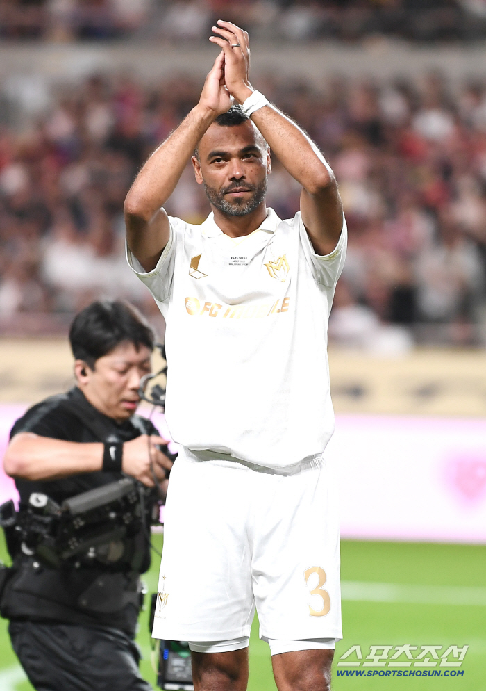  Ashley Cole returns to fans' cheers