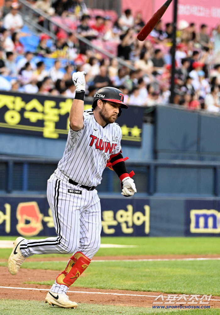  Austin throws a bat, and a come-from-behind two-run shot explodes