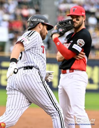  Austin, who passes Wisdom, responds with a come-from-behind two-run shot